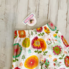 Load image into Gallery viewer, Jelly the Pug | Girl's White w/ Florals Ruffled Fiorito Kassi Pants | Size: 4T
