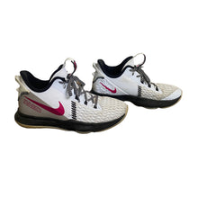 Load image into Gallery viewer, Nike | Kid&#39;s LeBron Witness v.5 Basketball Shoes | Size: 7Y
