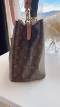 Load image into Gallery viewer, Louis Vuitton NeoNoé MM Monogram Rose Poudré Bucket Bag | Savour Clothing
