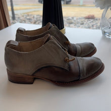 Load image into Gallery viewer, Freebird Mabel Leather Oxford Shoes | Distressed Western Style | Savour Clothing