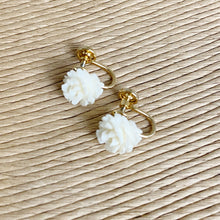 Load image into Gallery viewer, Women&#39;s Vintage Star Art 12k Gold Filled Cream and Flower Earrings
