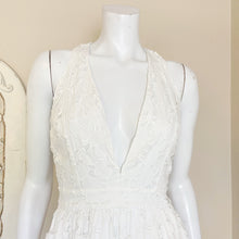 Load image into Gallery viewer, Sachin &amp; Babi | Womens White Floral Laser Cut Maxi Dress | Size: 2
