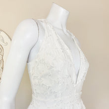 Load image into Gallery viewer, Sachin &amp; Babi | Womens White Floral Laser Cut Maxi Dress | Size: 2
