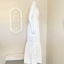Load image into Gallery viewer, Sachin &amp; Babi | Womens White Floral Laser Cut Maxi Dress | Size: 2
