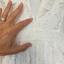 Load image into Gallery viewer, Sachin &amp; Babi | Womens White Floral Laser Cut Maxi Dress | Size: 2
