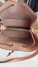 Load image into Gallery viewer, Louis Vuitton NeoNoé MM Monogram Rose Poudré Bucket Bag | Savour Clothing

