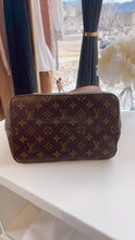 Load image into Gallery viewer, Louis Vuitton NeoNoé MM Monogram Rose Poudré Bucket Bag | Savour Clothing
