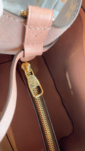 Load image into Gallery viewer, Louis Vuitton NeoNoé MM Monogram Rose Poudré Bucket Bag | Savour Clothing
