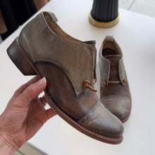 Load image into Gallery viewer, Freebird Mabel Leather Oxford Shoes | Distressed Western Style | Savour Clothing

