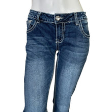 Load image into Gallery viewer, Cedar Rose | Women&#39;s Embroidered Tribal Pocket Jeans | Size: 28
