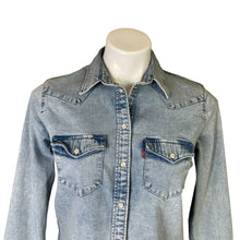 Load image into Gallery viewer, Levi&#39;s | Women&#39;s Light Wash Classic Fit Snap Down Top | Size: XS
