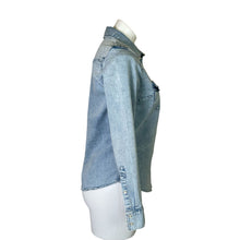 Load image into Gallery viewer, Levi&#39;s | Women&#39;s Light Wash Classic Fit Snap Down Top | Size: XS
