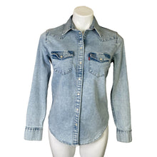 Load image into Gallery viewer, Levi&#39;s | Women&#39;s Light Wash Classic Fit Snap Down Top | Size: XS
