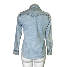 Load image into Gallery viewer, Levi&#39;s | Women&#39;s Light Wash Classic Fit Snap Down Top | Size: XS
