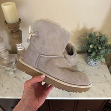 Load image into Gallery viewer, UGG | Women&#39;s Light Gray Suede Rope Bow Booties | Size: 7
