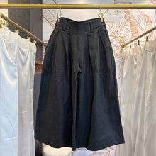 Load image into Gallery viewer, Women&#39;s Black Linen Gaucho Pants | Size: S
