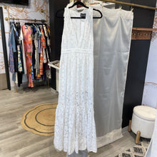 Load image into Gallery viewer, Sachin &amp; Babi | Womens White Floral Laser Cut Maxi Dress | Size: 2
