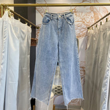 Load image into Gallery viewer, Wishlist | Women&#39;s Wide Leg Ankle Fray Jeans | Size: S
