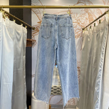 Load image into Gallery viewer, Wishlist | Women&#39;s Wide Leg Ankle Fray Jeans | Size: S
