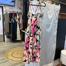 Load image into Gallery viewer, Melloday | Women's Pink Floral Print Pleat Maxi Dress | Size: XS
