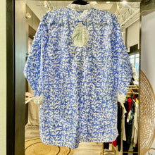 Load image into Gallery viewer, Sulu | Women's Blue and White Pattern Embroidered Tunic Top | Size: 12
