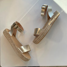 Load image into Gallery viewer, Saludos | Women's Gold Leather Strap Espadrille Sandal | Size: 8.5
