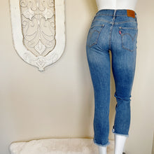 Load image into Gallery viewer, Levi&#39;s | Women&#39;s Distressed 724 High Rise Straight Jeans | Size: 26
