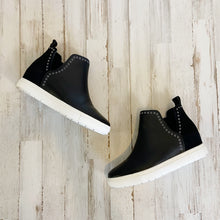 Load image into Gallery viewer, Chelsea &amp; Violet | Womens Black Milo Wedge Sneaker | Size: 7.5
