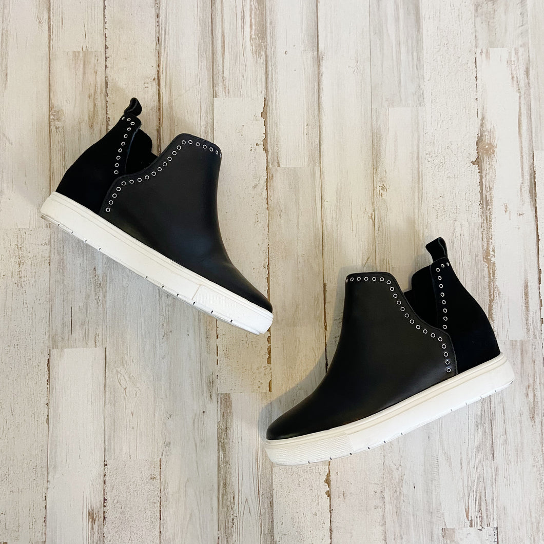 Chelsea & Violet | Womens Black Milo Wedge Sneaker | Size: 7.5