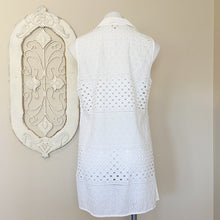 Load image into Gallery viewer, Chico&#39;s | Womens White Sleeveless Lasercut Tunic Top | Size: M

