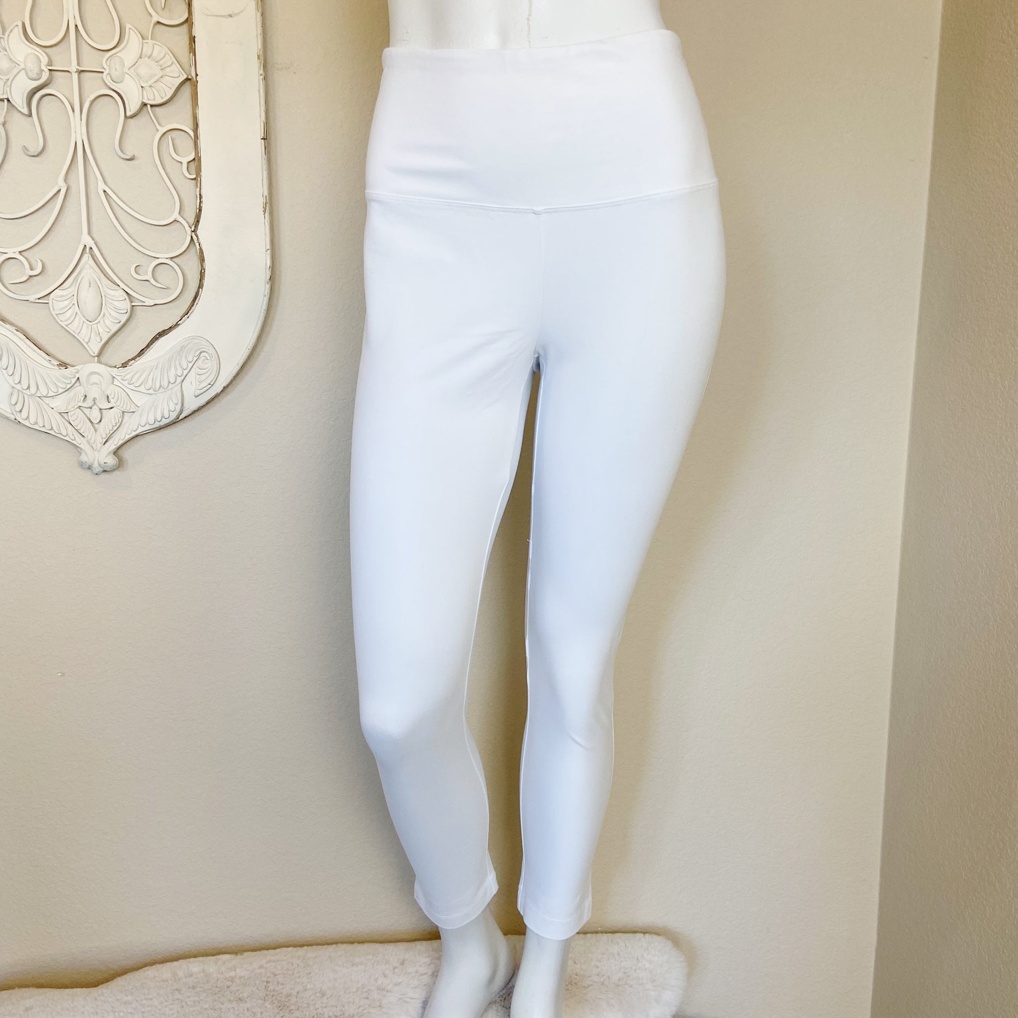 Chico's  Women's Optic White Zenergy So Slimming Crop Legging Pant wi –  Savour Clothing